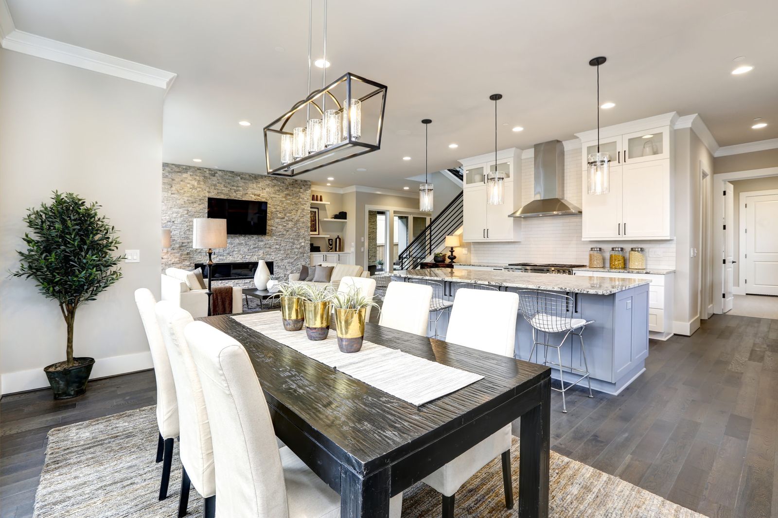 Bright open-concept dining room and kitchen in a modern home